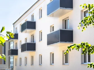 Antracitový závesný balkón v minimalistickom štýle Antracitový závesný balkón v minimalistickom štýle