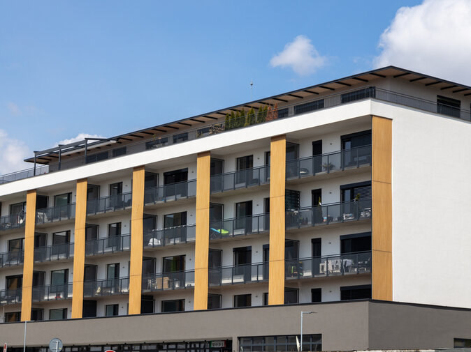 Balkónové zábradlie s KOMAXIT povrchovou úpravou v šedej farbe – bezpečné a štýlové riešenie