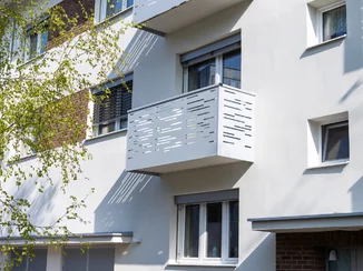 Balkóny pre bytový dom – minimalistický dizajn a odolné materiály