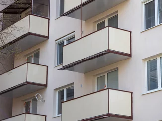 Balkóny pre bytový dom – minimalistický dizajn a odolné materiály