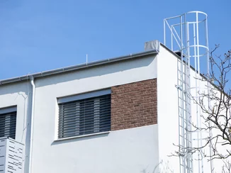 Balkóny pre bytový dom – minimalistický dizajn a odolné materiály