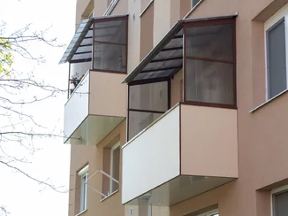 Balkóny pre bytový dom s kovovou konštrukciou