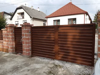 Hliníková brána s elegantnou povrchovou úpravou
