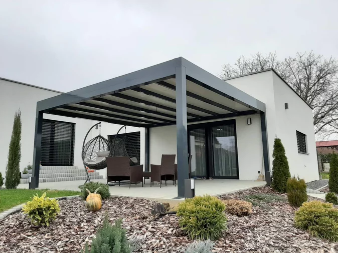 Hliníková pergola v exteriéri rodinného domu Hliníková pergola v exteriéri rodinného domu
