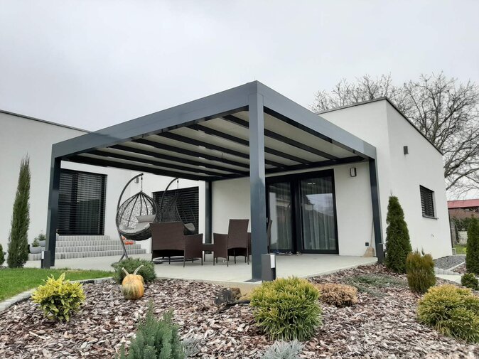 Hliníková pergola v exteriéri rodinného domu