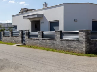 Hliníkový plot s elegantnou povrchovou úpravou