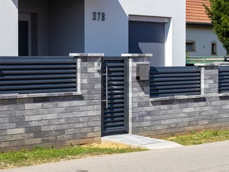 Hliníkový plot s elegantnou povrchovou úpravou