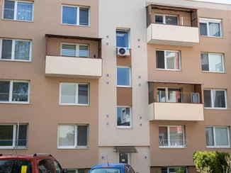 Kompletný balkónový systém pre bytový dom – výroba a montáž na mieru