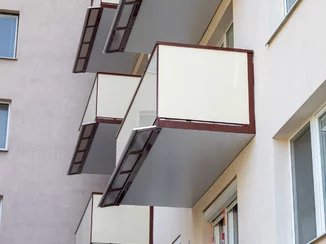 Kompletný balkónový systém pre bytový dom – výroba a montáž na mieru