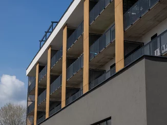 Moderné balkónové konštrukcie pre bytový dom – realizácia na kľúč vrátane montáže