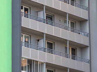 Moderné balkónové zábradlie s kovovou konštrukciou – realizácia MBD Steel