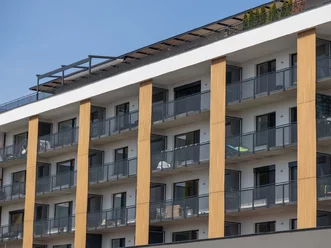 Moderné balkónové zábradlie s kovovou konštrukciou – realizácia MBD Steel Moderné balkónové zábradlie s kovovou konštrukciou – realizácia MBD Steel