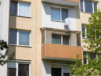 Moderné balkóny pre bytový dom – realizácia na kľúč vrátane montáže