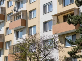 Moderné balkóny pre bytový dom – realizácia na kľúč vrátane montáže
