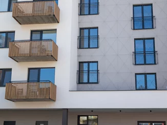 Moderné balkóny pre bytový dom – realizácia na kľúč vrátane montáže