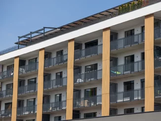 Moderné balkóny pre bytový dom – realizácia na kľúč vrátane montáže