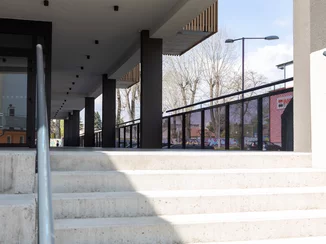 Moderné balkóny pre bytový dom – realizácia na kľúč vrátane montáže