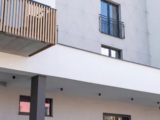 Moderné balkóny pre bytový dom – realizácia na kľúč vrátane montáže