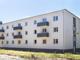 moderný závesný balkón na bytovom dome