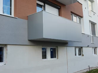 Moderný závesný balkón s oceľovou konštrukciou – detail Moderný závesný balkón s oceľovou konštrukciou – detail