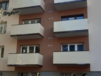 Moderný závesný balkón s oceľovou konštrukciou – realizácia Moderný závesný balkón s oceľovou konštrukciou – realizácia