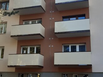 Moderný závesný balkón s oceľovou konštrukciou – realizácia