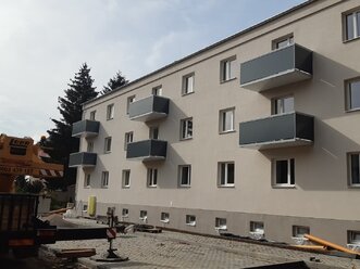 Moderný závesný balkón s oceľovou konštrukciou – realizácia