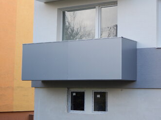 Moderný závesný balkón s oceľovou konštrukciou – realizácia