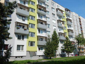 Montáž závesného balkóna na bytovom dome