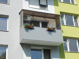 Montáž závesného balkóna na bytovom dome Montáž závesného balkóna na bytovom dome