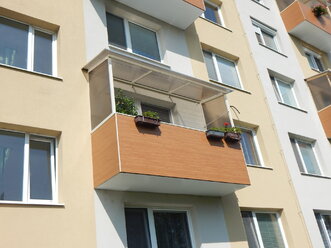 Montáž závesného balkóna na bytovom dome