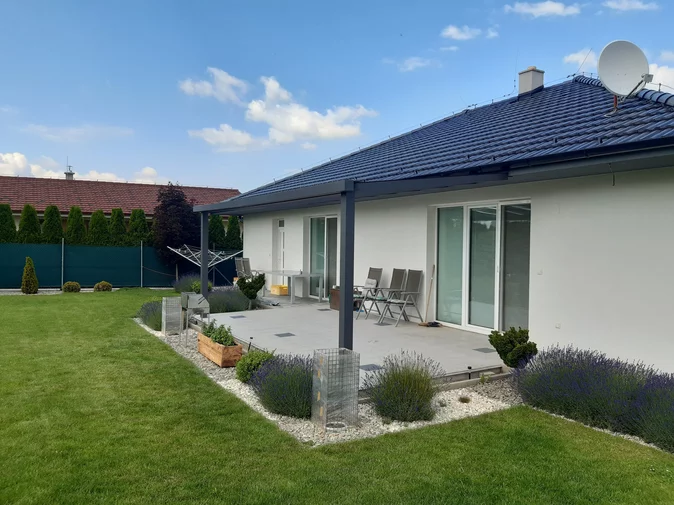 Pergola na terasu ako súčasť modernej záhrady Pergola na terasu ako súčasť modernej záhrady
