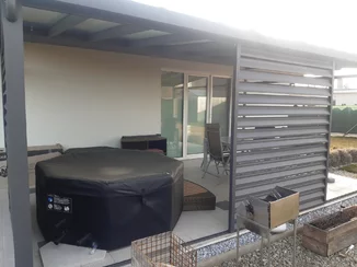 Pergola s moderným minimalistickým dizajnom
