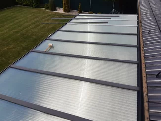 Pergola s tieniacim prvkom