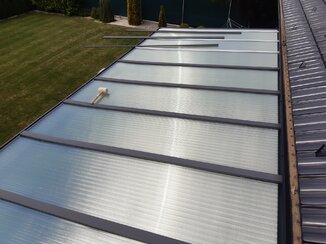 Pergola s tieniacim prvkom