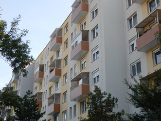 Závesné balkónové konštrukcie na mieru na bytovom dome